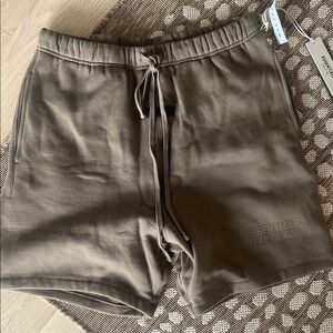 Essentials fear of god / Men's Brown Shorts
Brand new